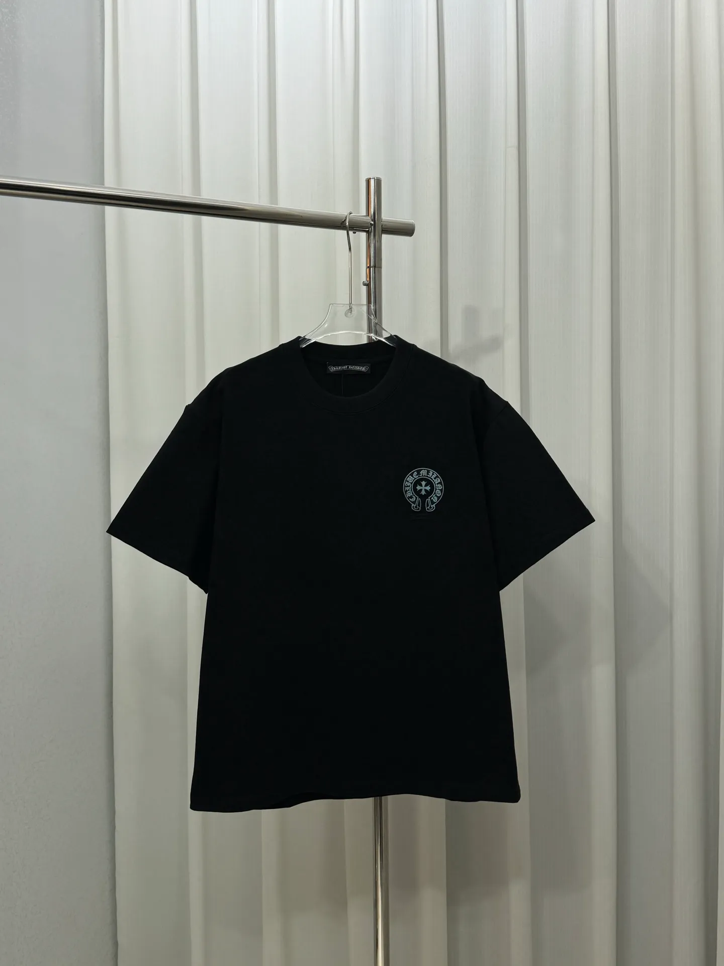 P180 Chrome Hearts unisex short-sleeved T-shirt, light luxury, customized cross logo stamp gradient process, 320g 100% double yarn pure cotton fabric, collar label, hangtag, main mark and three complete labels. Size: S M L XL